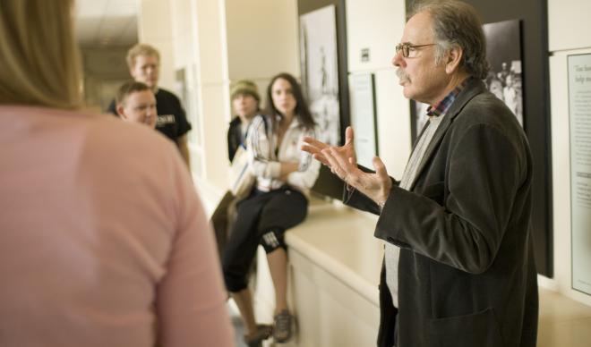 C of I journalism professor Alan Minskoff speaks with students.
